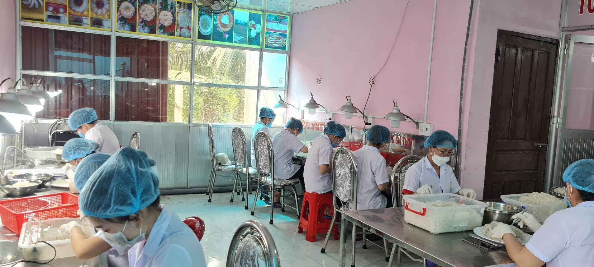 Nhân viên Gia Tường sơ chế yến tại xưởng